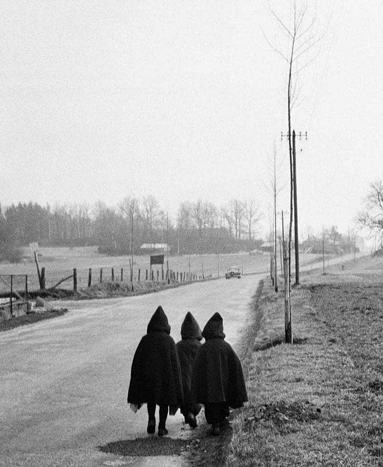 Le chemin des écoliers en capuchon en 1957