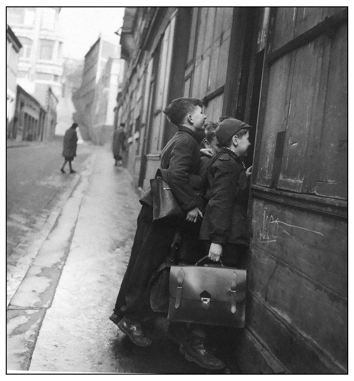 Les écoliers curieux, 1954